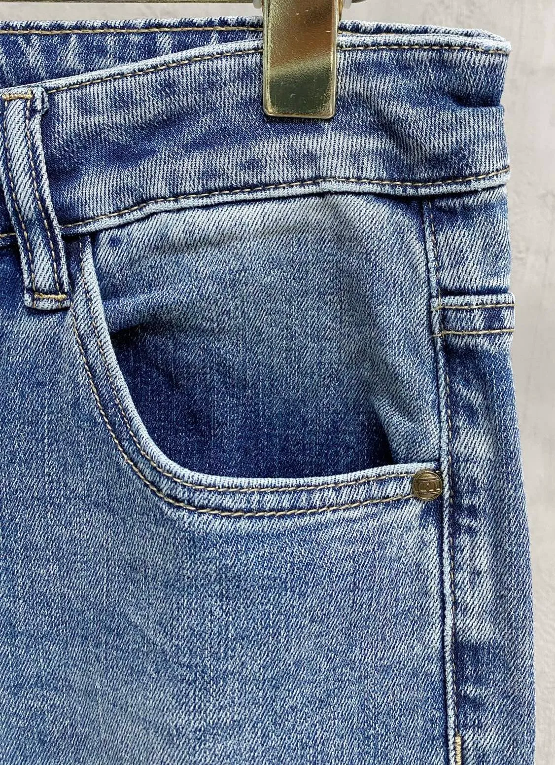 VAL Valentino launches new men's thin jeans in summer 2026! Heavy-duty washed denim fabric, customized fabric is softer and more comfortable than ordinary denim fabric! Ultra-heavy industrial washing process and dual-process washing. The entire pair of pants has a comfortable hand feel, and the level of fineness and breathable effect are top-notch. All hardware brand logos are custom-made, and the materials are selected with the best attributes. The elasticity of the fabric is very good and the comfort is great! The low-key design style is simple and elegant. Sizes: 28-36 no 35